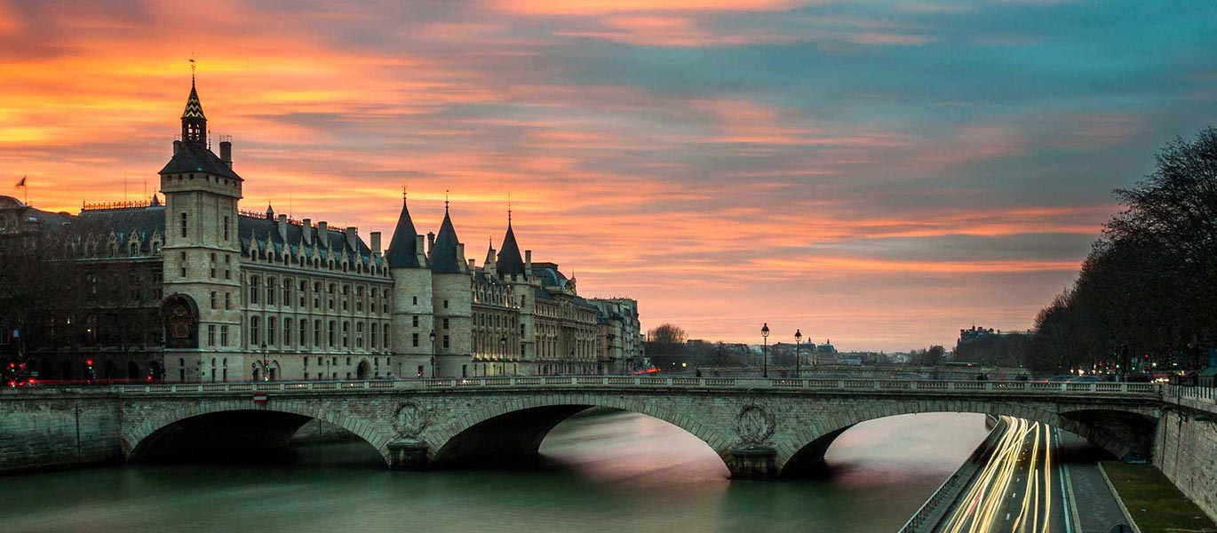 Tourism and real estate in the center of Paris